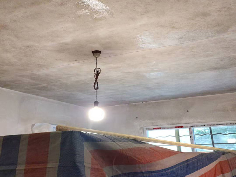 墻面翻新基層處理：墻體空鼓將嚴(yán)重影響涂層的附著力，通常采用目測、敲打、硬器劃刻、手抹等方法檢查。發(fā)現(xiàn)有空鼓現(xiàn)象，必須徹底鏟除，應(yīng)用配套膩子修補平整或用與墻體砂漿比例一致的水泥砂漿按墻體同樣施工方法進行修補填平，確保涂層吸收一致，無接痕。墻體裂縫嚴(yán)重影響涂層的裝飾美觀性能。發(fā)現(xiàn)裂縫應(yīng)用專用填補膩子填補修復(fù)，較大空心裂縫可先用砂漿修補后抹平。 涂裝施工前用鏟刀或刮刀鏟去一遍或用鋼絲刷處理清除，也可用硬毛竹掃把清除浮砂。墻體砂眼，凹坑如腳手架洞、空調(diào)洞、窗套、管道設(shè)施鋪設(shè)遺漏留缺陷，需用與墻體基面同類材質(zhì)和施工方法進行處理。這一點往往在施工中不被注意。但硅藻泥上墻后易發(fā)現(xiàn)發(fā)花不協(xié)調(diào)，嚴(yán)重影響裝飾效果。