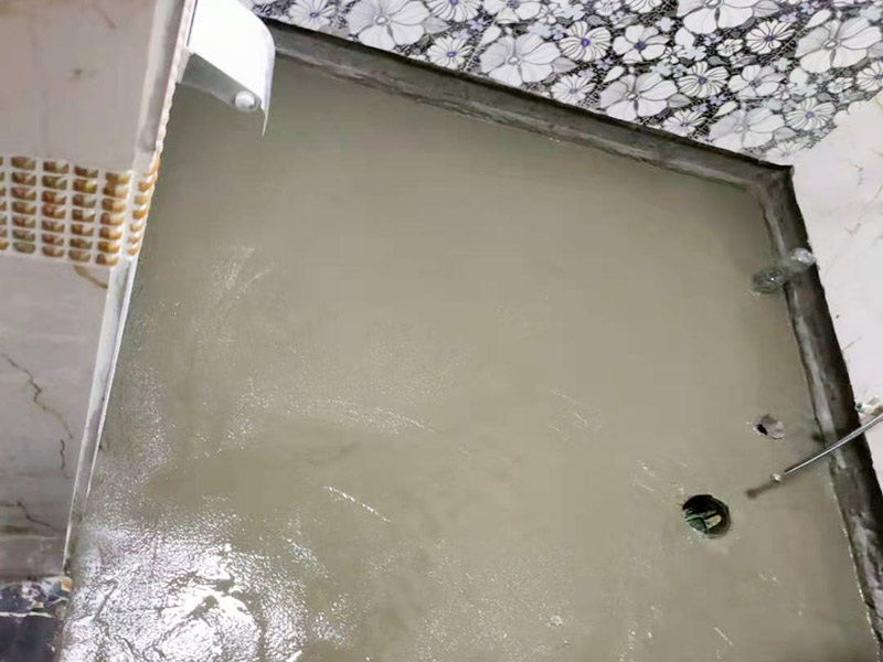 衛(wèi)生間地面防水裝修:首先要將墻面地面都要清潔干凈，這點(diǎn)非常重要，不能有散沙、土、石塊等干擾基層。如果基層開發(fā)商做的很不好的話，表面還要刷一層界面劑以防止墻面表面起沙。用噴壺將陰角部分和管根部分噴水，噴水的主要目的就是防止墻面吸收了堵漏寶太多的水分，造成堵漏寶沒有和墻面凝結(jié)在一起。那么噴多少水呢，建議以表面沒有明顯積水為宜。刷完以后，由于速凝型的堵漏寶干燥較快，所以基本不用等待，干的非?？?。然后將第一遍堵漏寶上鋪好網(wǎng)格布，主要是防止堵漏寶初凝以后裂開。然后進(jìn)行第二遍涂刷堵漏寶，刷完咱們就要進(jìn)行下面柔韌性防水涂刷的步驟了。