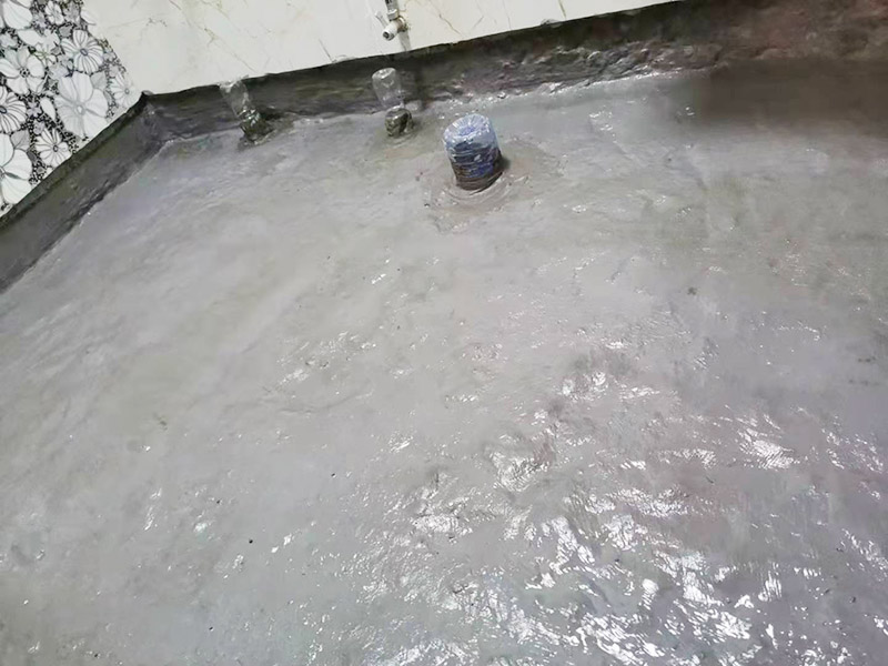 衛(wèi)生間地面防水裝修:首先要將墻面地面都要清潔干凈，這點(diǎn)非常重要，不能有散沙、土、石塊等干擾基層。如果基層開發(fā)商做的很不好的話，表面還要刷一層界面劑以防止墻面表面起沙。用噴壺將陰角部分和管根部分噴水，噴水的主要目的就是防止墻面吸收了堵漏寶太多的水分，造成堵漏寶沒有和墻面凝結(jié)在一起。那么噴多少水呢，建議以表面沒有明顯積水為宜。刷完以后，由于速凝型的堵漏寶干燥較快，所以基本不用等待，干的非?？臁Ｈ缓髮⒌谝槐槎侣毶箱伜镁W(wǎng)格布，主要是防止堵漏寶初凝以后裂開。然后進(jìn)行第二遍涂刷堵漏寶，刷完咱們就要進(jìn)行下面柔韌性防水涂刷的步驟了。