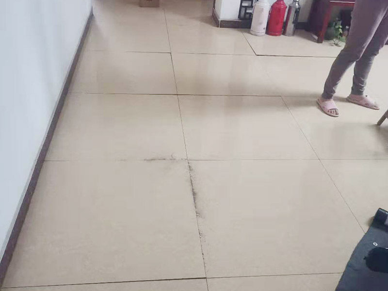 客廳瓷磚起翹維修：1.把翹起的磚全部拆下，然后,把磚底下清理干凈，再用水泥弄平整,之后,把磚放上去即可。 2.找個(gè)切割機(jī),把翹起的地板割條縫,注意要割剛剛翹起的,不然沒發(fā)割,把翹起的地板都掀起，下面掃干凈,每塊地板都抹上地板膠再粘上就可以了。