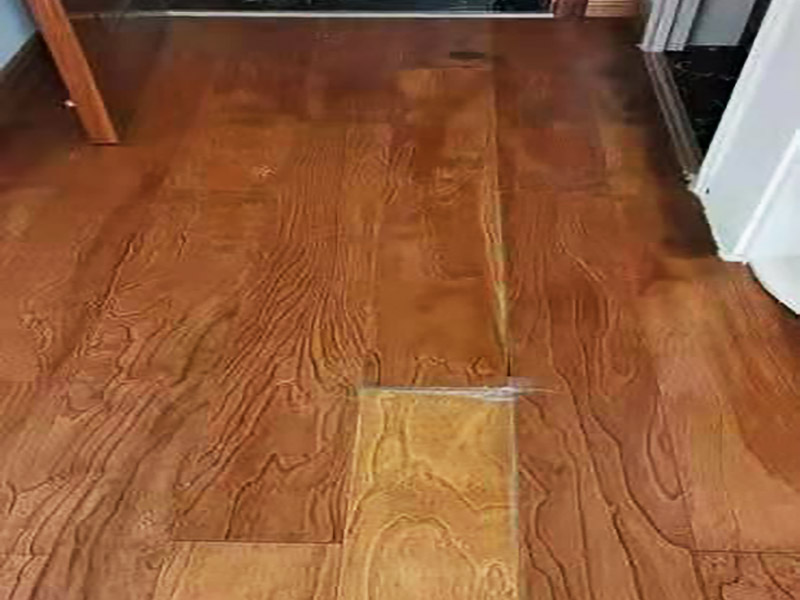 木地板維修翻新：把地板裂縫中的灰塵清理干凈，裂縫周邊貼上美紋紙。用注射器把安環(huán)密封膠填滿裂縫，用刮板刮平，美紋紙揭掉。修補材料固化后，一定要有彈性，室內溫度變化裂縫大小會變化；固化后會因裂縫漲縮產生脫落或開裂不能防塵。