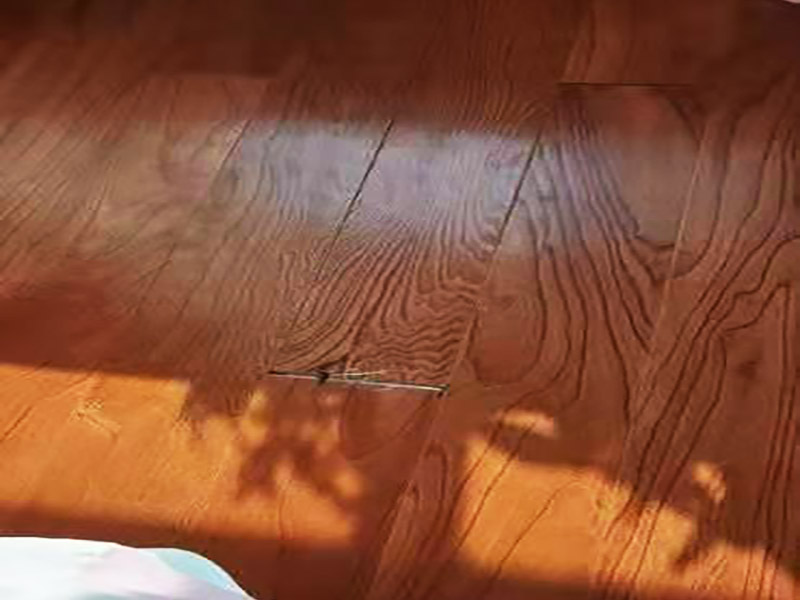 木地板維修翻新：把地板裂縫中的灰塵清理干凈，裂縫周邊貼上美紋紙。用注射器把安環(huán)密封膠填滿裂縫，用刮板刮平，美紋紙揭掉。修補材料固化后，一定要有彈性，室內溫度變化裂縫大小會變化；固化后會因裂縫漲縮產生脫落或開裂不能防塵。