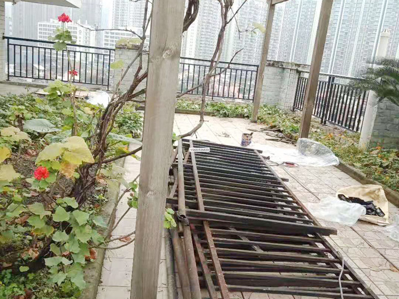 屋頂露臺更換翻新：出灰餅前對陽臺欄板、梁、線條進行認(rèn)真檢查，對基層破損進行認(rèn)真修補，將板面基層上的鉛絲，灰塵、污垢等清理干凈及除銹防銹處理。 　　陽臺欄板凸出的部分需用花蘭螺絲掛直，在水平方向上保證同一樓層同一水平線的陽臺欄板、梁、線條的厚度、進出一致;豎直方向上保證不同樓層同一陽臺欄板、梁、線條的厚度、進出一致。    欄桿兩側(cè)為欄板時，確定陽臺欄桿寬度后，在外墻裝飾施工前制作兇角，并上下掛直。    陽臺欄板一側(cè)為外墻時，在外墻混凝土基層上預(yù)留欄桿安裝孔洞，在陽臺欄桿安裝完成后將外保溫維修
