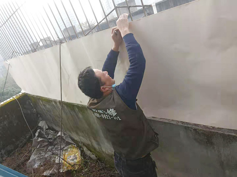 屋頂欄桿安裝：先把橫桿和豎桿分開；把防水圈放進(jìn)其中的兩根橫桿里（只需要放朝上的一個(gè)面）最上面一個(gè)橫桿是不用放的；最上面橫桿上的防水圈是先穿進(jìn)豎桿里的（注意方向不要放錯(cuò)）；找出兩根帶小圓孔的豎桿把這兩根豎桿穿進(jìn)橫桿處有圓孔部位里，用螺絲固定（最下面一個(gè)橫桿的螺絲等全部組裝好以后才固定）；依次把其他豎桿也同樣穿進(jìn)橫桿里；全部豎桿穿好后把卡片豎直放進(jìn)豎桿的孔里，再轉(zhuǎn)動(dòng)卡片，讓它卡進(jìn)豎桿里；把組裝好的護(hù)欄，用連接件把橫桿和立柱連接，用螺絲固定；把腳板用膨脹螺絲固定在地面上。