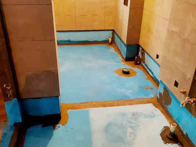 衛(wèi)生間防水施工：在衛(wèi)生間內(nèi)刷第一遍防水涂料，涂料高度、厚度需要達(dá)標(biāo);2、第一遍涂料干透之后，刷第二遍涂料;3、第二遍防水涂料干透后，在涂層表面鋪保護(hù)層;4、閉水實(shí)驗(yàn)，地面上的水線需要維持在2cm以上，并在1天后，觀察是否會滲漏。