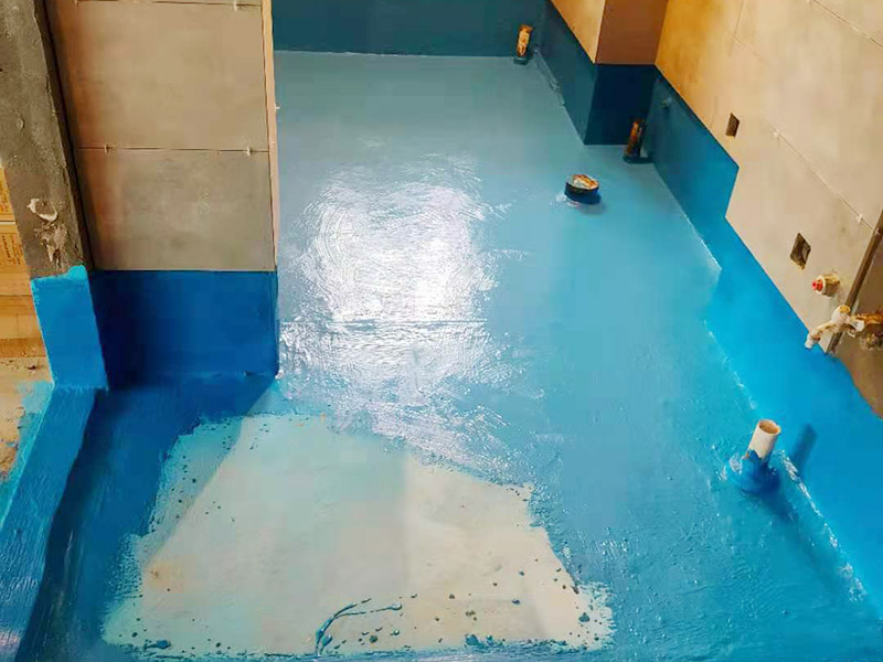 衛(wèi)生間防水施工：在衛(wèi)生間內(nèi)刷第一遍防水涂料，涂料高度、厚度需要達(dá)標(biāo);2、第一遍涂料干透之后，刷第二遍涂料;3、第二遍防水涂料干透后，在涂層表面鋪保護(hù)層;4、閉水實(shí)驗(yàn)，地面上的水線需要維持在2cm以上，并在1天后，觀察是否會滲漏。