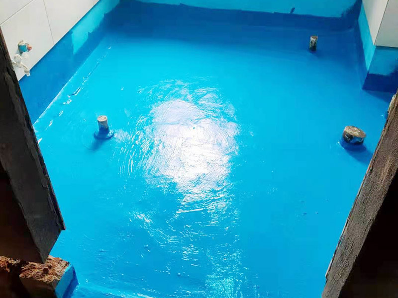 衛(wèi)生間防水施工：在衛(wèi)生間內(nèi)刷第一遍防水涂料，涂料高度、厚度需要達(dá)標(biāo);2、第一遍涂料干透之后，刷第二遍涂料;3、第二遍防水涂料干透后，在涂層表面鋪保護(hù)層;4、閉水實(shí)驗(yàn)，地面上的水線需要維持在2cm以上，并在1天后，觀察是否會滲漏。