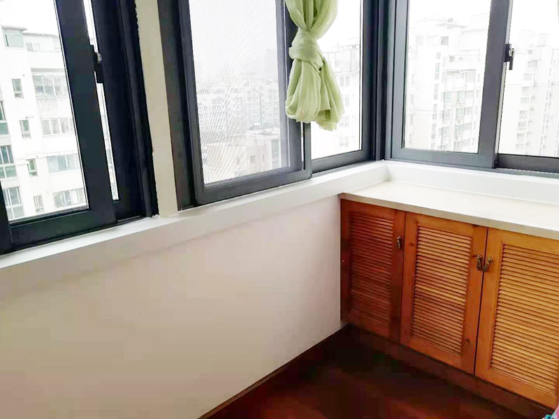 陽臺窗戶打膠翻新：門窗打膠，安裝地板窗框時，應(yīng)連接水平和垂直拉線。每層的水平相同，上側(cè)和下側(cè)是直的。當(dāng)窗框和墻壁固定時，首先固定上框架，固定后框架，并用塑料膨脹螺栓固定?？着c開口之間的膨脹節(jié)內(nèi)腔填充有閉孔泡沫，發(fā)泡劑等彈性材料，表面用密封膠密封。