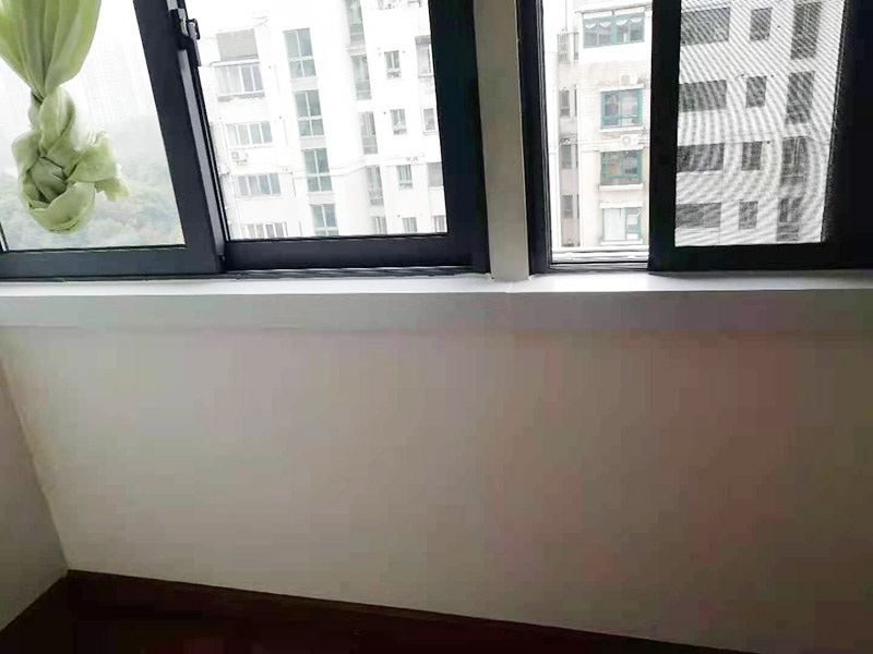 陽臺窗戶打膠翻新：門窗打膠，安裝地板窗框時，應(yīng)連接水平和垂直拉線。每層的水平相同，上側(cè)和下側(cè)是直的。當(dāng)窗框和墻壁固定時，首先固定上框架，固定后框架，并用塑料膨脹螺栓固定?？着c開口之間的膨脹節(jié)內(nèi)腔填充有閉孔泡沫，發(fā)泡劑等彈性材料，表面用密封膠密封。
