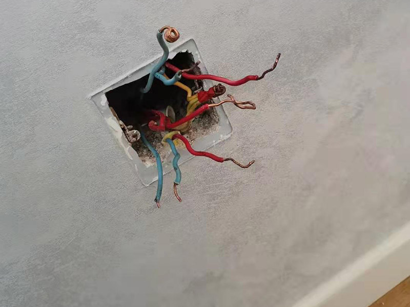 客廳明裝電路維修：從起始端到終結(jié)端，先干線支線找好水平線和垂直線。用粉線袋在線路中心彈線，并分均檔距，確定固定點(diǎn)位置。在固定點(diǎn)位置處用電錘鉆孔，然后埋入塑料脹管或傘型螺栓，供線槽固定。根據(jù)放置電線的截面大小及根數(shù)，選用適當(dāng)規(guī)格的線槽。 將線槽的底板橫平豎直地緊貼房屋墻壁、頂面的表面。固定線槽時(shí)，一般先固定兩端再固定中間。線槽對(duì)接縫與槽蓋對(duì)接縫應(yīng)錯(cuò)開并不小于10cm。槽底、槽蓋與各種附件相對(duì)接時(shí)，接縫處應(yīng)嚴(yán)密平整，固定牢固。盒子都應(yīng)兩點(diǎn)固定，各種附件角、轉(zhuǎn)角、三通等固定點(diǎn)不應(yīng)少于兩點(diǎn)。在線路分支接頭處應(yīng)采用相應(yīng)的接線箱。