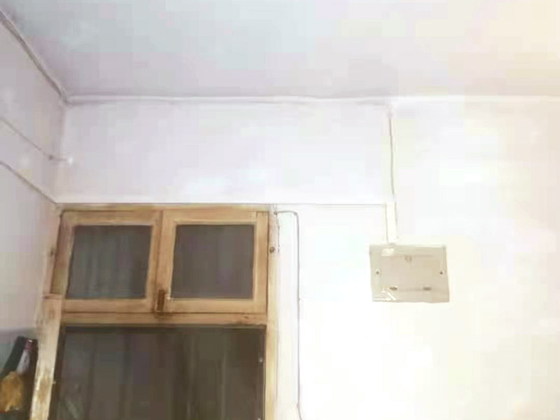 全屋明裝線路：畫框線：根據(jù)需要，在墻面的合適處畫出埋穴位置，并比照接線盒大?。ㄋ闹躡ai放大2—3毫米），畫出開鑿范圍框線（兩個(gè)裝蓋孔應(yīng)保持水平）。 鑿框線：以平口鑿沿柜線垂直鑿出深溝，然后從框內(nèi)向框外斜鑿去磚角，反復(fù)進(jìn)行，并注意不得崩裂框線。 鑿穴孔：將框內(nèi)多余磚角鑿去，直至深度略大于接線盒高度，不得過淺或過深。 修乎穴孔：鑿平埋穴四周與穴底，以放人接線盒端正、服帖為宜。 現(xiàn)埋接線盒：裝正接線盒，敲去安裝孔蓋，對(duì)準(zhǔn)線槽，并使裝蓋面稍稍伸出磚砌面，且低于粉刷面3—5毫米，再用調(diào)成膏狀的水泥粘牢 穿線引入：利用線管內(nèi)事先穿入的引線，將待裝電線引入線管之中。
