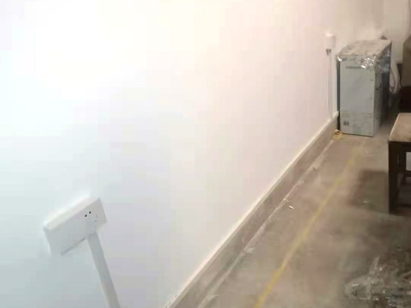 全屋明裝線路：畫框線：根據(jù)需要，在墻面的合適處畫出埋穴位置，并比照接線盒大小（四周bai放大2—3毫米），畫出開鑿范圍框線（兩個(gè)裝蓋孔應(yīng)保持水平）。 鑿框線：以平口鑿沿柜線垂直鑿出深溝，然后從框內(nèi)向框外斜鑿去磚角，反復(fù)進(jìn)行，并注意不得崩裂框線。 鑿穴孔：將框內(nèi)多余磚角鑿去，直至深度略大于接線盒高度，不得過淺或過深。 修乎穴孔：鑿平埋穴四周與穴底，以放人接線盒端正、服帖為宜。 現(xiàn)埋接線盒：裝正接線盒，敲去安裝孔蓋，對(duì)準(zhǔn)線槽，并使裝蓋面稍稍伸出磚砌面，且低于粉刷面3—5毫米，再用調(diào)成膏狀的水泥粘牢 穿線引入：利用線管內(nèi)事先穿入的引線，將待裝電線引入線管之中。