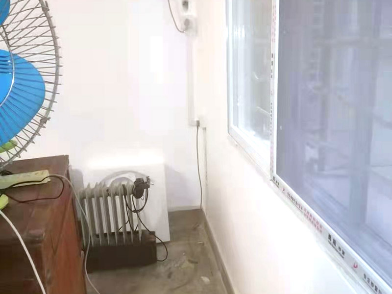 全屋明裝線路：畫框線：根據(jù)需要，在墻面的合適處畫出埋穴位置，并比照接線盒大?。ㄋ闹躡ai放大2—3毫米），畫出開鑿范圍框線（兩個(gè)裝蓋孔應(yīng)保持水平）。 鑿框線：以平口鑿沿柜線垂直鑿出深溝，然后從框內(nèi)向框外斜鑿去磚角，反復(fù)進(jìn)行，并注意不得崩裂框線。 鑿穴孔：將框內(nèi)多余磚角鑿去，直至深度略大于接線盒高度，不得過淺或過深。 修乎穴孔：鑿平埋穴四周與穴底，以放人接線盒端正、服帖為宜。 現(xiàn)埋接線盒：裝正接線盒，敲去安裝孔蓋，對(duì)準(zhǔn)線槽，并使裝蓋面稍稍伸出磚砌面，且低于粉刷面3—5毫米，再用調(diào)成膏狀的水泥粘牢 穿線引入：利用線管內(nèi)事先穿入的引線，將待裝電線引入線管之中。