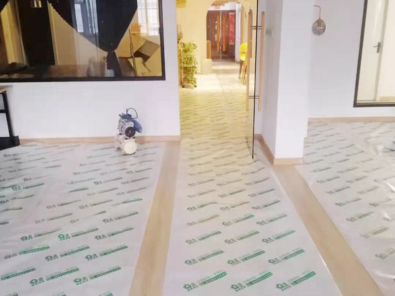 地板成品保護(hù)維修：防止磕碰：可以鋪一些柔軟耐沖擊的材料，加以防護(hù)。 防污染：后期的墻漆、膠水、有機(jī)溶劑有可能在施工中不慎滴落，污染木質(zhì)裝飾表面，可以鋪些隔離物加以防護(hù)。安裝過(guò)程中，應(yīng)注意輕拿輕放，不能碰傷、劃傷，好的鋁材應(yīng)貼好保護(hù)膜和標(biāo)簽。