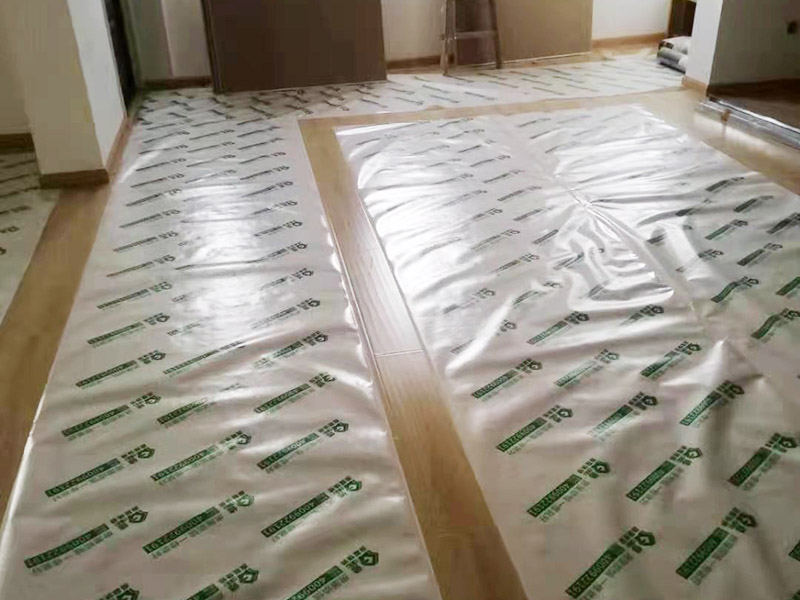 地板成品保護(hù)維修：防止磕碰：可以鋪一些柔軟耐沖擊的材料，加以防護(hù)。 防污染：后期的墻漆、膠水、有機(jī)溶劑有可能在施工中不慎滴落，污染木質(zhì)裝飾表面，可以鋪些隔離物加以防護(hù)。安裝過(guò)程中，應(yīng)注意輕拿輕放，不能碰傷、劃傷，好的鋁材應(yīng)貼好保護(hù)膜和標(biāo)簽。