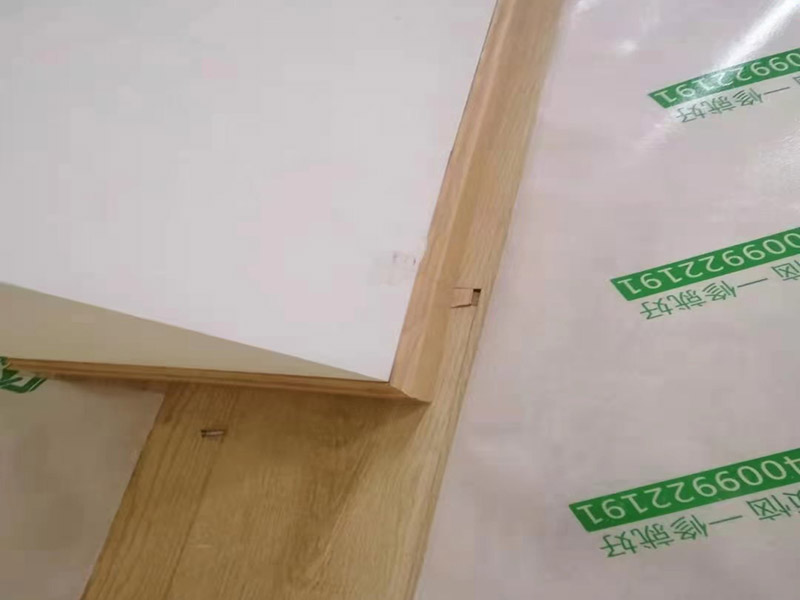 地板成品保護(hù)維修：防止磕碰：可以鋪一些柔軟耐沖擊的材料，加以防護(hù)。 防污染：后期的墻漆、膠水、有機(jī)溶劑有可能在施工中不慎滴落，污染木質(zhì)裝飾表面，可以鋪些隔離物加以防護(hù)。安裝過(guò)程中，應(yīng)注意輕拿輕放，不能碰傷、劃傷，好的鋁材應(yīng)貼好保護(hù)膜和標(biāo)簽。