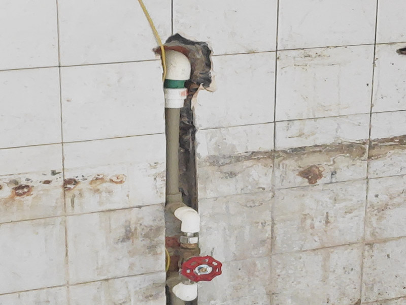 水電改造維修：水電改造，一定要注意查看原本的線路，比如電氣的原本線路設(shè)計(jì)情況、以及相關(guān)的照明，插座等是否采用分路控制的方式，這樣才能避免因?qū)υ揪€路的設(shè)計(jì)不了解而隨意檢查，造成不必要的麻煩。 水電維修改造，要檢查排水設(shè)施，通常情況下，在家裝中對于水電的改造是比較常見的，而這樣的情況下需要注意檢查排水系統(tǒng)，避免因改造中出現(xiàn)的一些疏忽，直接導(dǎo)致排水出現(xiàn)不暢通、或者是堵塞現(xiàn)象。