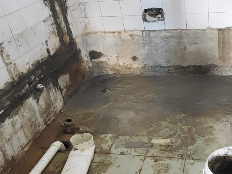 水電改造維修：水電改造，一定要注意查看原本的線路，比如電氣的原本線路設(shè)計(jì)情況、以及相關(guān)的照明，插座等是否采用分路控制的方式，這樣才能避免因?qū)υ揪€路的設(shè)計(jì)不了解而隨意檢查，造成不必要的麻煩。 水電維修改造，要檢查排水設(shè)施，通常情況下，在家裝中對于水電的改造是比較常見的，而這樣的情況下需要注意檢查排水系統(tǒng)，避免因改造中出現(xiàn)的一些疏忽，直接導(dǎo)致排水出現(xiàn)不暢通、或者是堵塞現(xiàn)象。