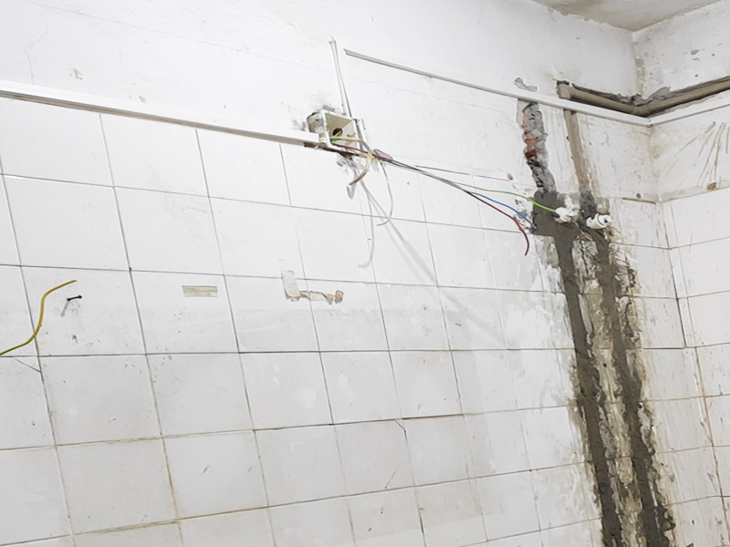 水電改造維修：水電改造，一定要注意查看原本的線路，比如電氣的原本線路設(shè)計(jì)情況、以及相關(guān)的照明，插座等是否采用分路控制的方式，這樣才能避免因?qū)υ揪€路的設(shè)計(jì)不了解而隨意檢查，造成不必要的麻煩。 水電維修改造，要檢查排水設(shè)施，通常情況下，在家裝中對于水電的改造是比較常見的，而這樣的情況下需要注意檢查排水系統(tǒng)，避免因改造中出現(xiàn)的一些疏忽，直接導(dǎo)致排水出現(xiàn)不暢通、或者是堵塞現(xiàn)象。
