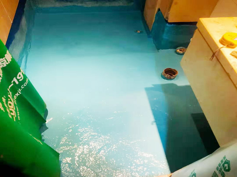 地面刷第五次防水：基層清理先將基層表面上的灰皮用鏟刀除掉，用笤帚將塵土、砂粒等雜物清掃干凈，尤其是管根，地漏和排水口等部位要仔細(xì)清理。 涂覆根據(jù)工程的特點(diǎn)和要求，選擇適當(dāng)?shù)墓し?。涂覆時(shí)要盡量均勻，不能有局部沉積，并要求多滾刷幾次使涂料與基層之間密實(shí)，不留氣泡，粘結(jié)嚴(yán)實(shí)。 保護(hù)層與裝飾層須在防水層完成2天后進(jìn)行。為了抹砂漿時(shí)施工方便，也可在防水層后一遍涂覆后，立即撒上干凈的中粗砂。