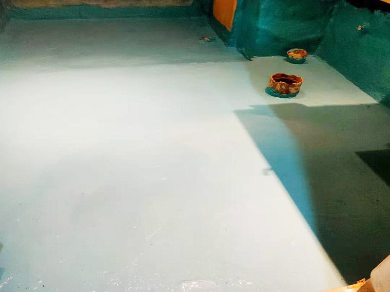 地面刷第五次防水：基層清理先將基層表面上的灰皮用鏟刀除掉，用笤帚將塵土、砂粒等雜物清掃干凈，尤其是管根，地漏和排水口等部位要仔細(xì)清理。 涂覆根據(jù)工程的特點(diǎn)和要求，選擇適當(dāng)?shù)墓しāＭ扛矔r(shí)要盡量均勻，不能有局部沉積，并要求多滾刷幾次使涂料與基層之間密實(shí)，不留氣泡，粘結(jié)嚴(yán)實(shí)。 保護(hù)層與裝飾層須在防水層完成2天后進(jìn)行。為了抹砂漿時(shí)施工方便，也可在防水層后一遍涂覆后，立即撒上干凈的中粗砂。