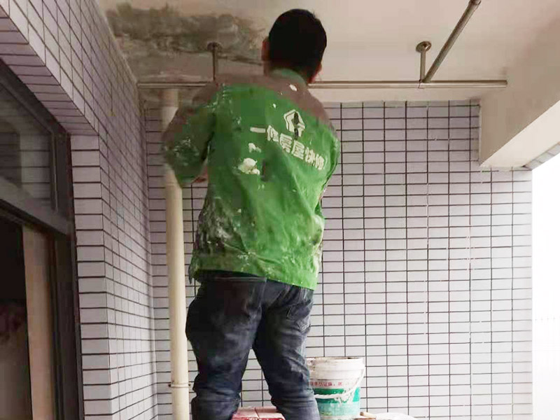 陽臺頂面掉皮：需要先把出現(xiàn)問題的地方鏟除，并將鏟除部分的邊緣磨平滑后，重新刮一次膩子，上底漆，再刷再涂。當墻面剝落比較嚴重時，需要考慮對基層做加固處理。步驟是先將原墻體鏟除至墻面基層，然后用界面劑或者封固底漆重新涂刷一遍，最后再按照粉刷石膏找平、貼網(wǎng)格布(加固防裂)、批刮墻襯三遍后打磨平整。