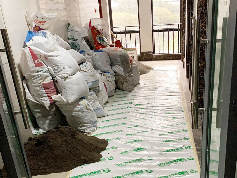 保護(hù)措施建渣處理：1、各工種在施工中不得污染、損壞其他工種的成品和半成品。 2、材料表面保護(hù)膜應(yīng)在工程竣工時(shí)拆除。 3、易碎、易崩邊的已加工好的石材板材，不得長(zhǎng)期受雨淋，并應(yīng)采取立方，光面相對(duì)，板塊下應(yīng)支墊木方，現(xiàn)場(chǎng)搬運(yùn)時(shí)也應(yīng)按上述要求。特別要注意防止成品石材在運(yùn)輸和堆放過(guò)程中角部的損壞（如采用塑料護(hù)角）。 4、施工過(guò)程中材料搬運(yùn)過(guò)程中應(yīng)注意防止損壞電梯、樓道內(nèi)已裝修好的墻面、頂棚和門窗等。