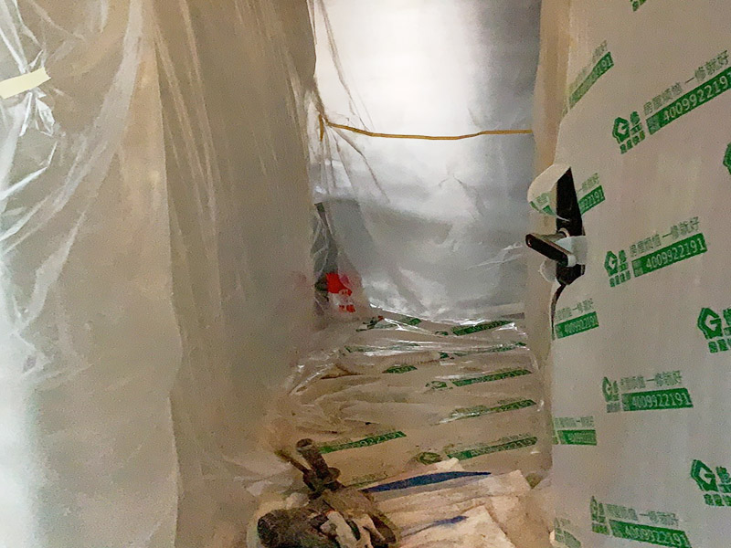 保護(hù)措施建渣處理：1、各工種在施工中不得污染、損壞其他工種的成品和半成品。 2、材料表面保護(hù)膜應(yīng)在工程竣工時(shí)拆除。 3、易碎、易崩邊的已加工好的石材板材，不得長(zhǎng)期受雨淋，并應(yīng)采取立方，光面相對(duì)，板塊下應(yīng)支墊木方，現(xiàn)場(chǎng)搬運(yùn)時(shí)也應(yīng)按上述要求。特別要注意防止成品石材在運(yùn)輸和堆放過(guò)程中角部的損壞（如采用塑料護(hù)角）。 4、施工過(guò)程中材料搬運(yùn)過(guò)程中應(yīng)注意防止損壞電梯、樓道內(nèi)已裝修好的墻面、頂棚和門窗等。