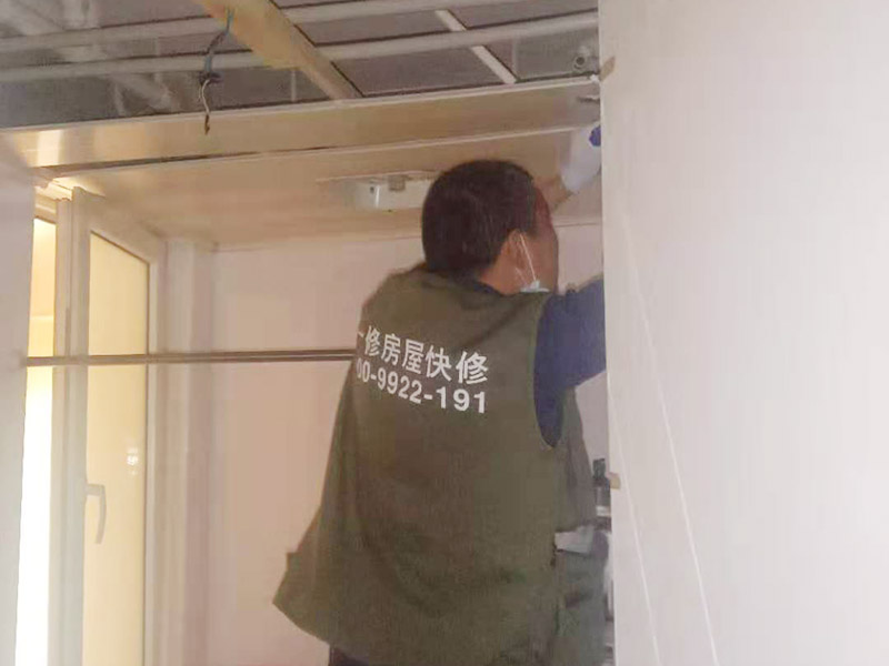 廚房管道改造：家裝管道系統(tǒng)施工：房子里明裝的管道,適合于土建的粉飾作業(yè)結(jié)束之后施行,配裝之前,需要幫助土建準(zhǔn)確的預(yù)留或者是預(yù)埋孔洞以及套管。 給水位置布置：明敷的給水立管宜布置在靠近用水量大的衛(wèi)生器具的墻角、墻邊或立柱旁。 給水系統(tǒng)布置三不：明敷的給水管不得穿越臥室、儲(chǔ)藏室以及煙道、風(fēng)道；給水管道不得緊挨熱； 給水立管距熱水器或者灶邊凈距不得小于400mm，當(dāng)條件不具備時(shí)，但最小凈距不得小于200mm。