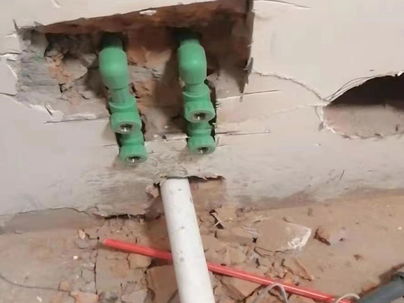墻面水電改造維修：按走向進(jìn)行墻面或地面開(kāi)槽，開(kāi)槽過(guò)程中，不允許出現(xiàn)墻面橫向開(kāi)槽大于30cm的現(xiàn)象，因?yàn)闄M向開(kāi)槽將破壞整樓的承重，使得抗震能力降低而且墻面容易開(kāi)裂。如果是保溫墻的話，開(kāi)很長(zhǎng)的橫槽有可能會(huì)導(dǎo)致開(kāi)槽上部的保溫層整體脫落。墻面開(kāi)槽一般都應(yīng)該是豎向垂直開(kāi)槽。 埋入管線(包括布線和接好管道)和暗盒，電路施工時(shí)先安裝管路，然后再穿導(dǎo)線，這樣可以避免將來(lái)?yè)Q線出現(xiàn)導(dǎo)線無(wú)法抽動(dòng)的現(xiàn)象。穿管不能使用軟管，防止出現(xiàn)死角。同時(shí)電路接頭不要裸露在外面，應(yīng)該安裝在線盒內(nèi)，分線盒之間不允許有接頭。