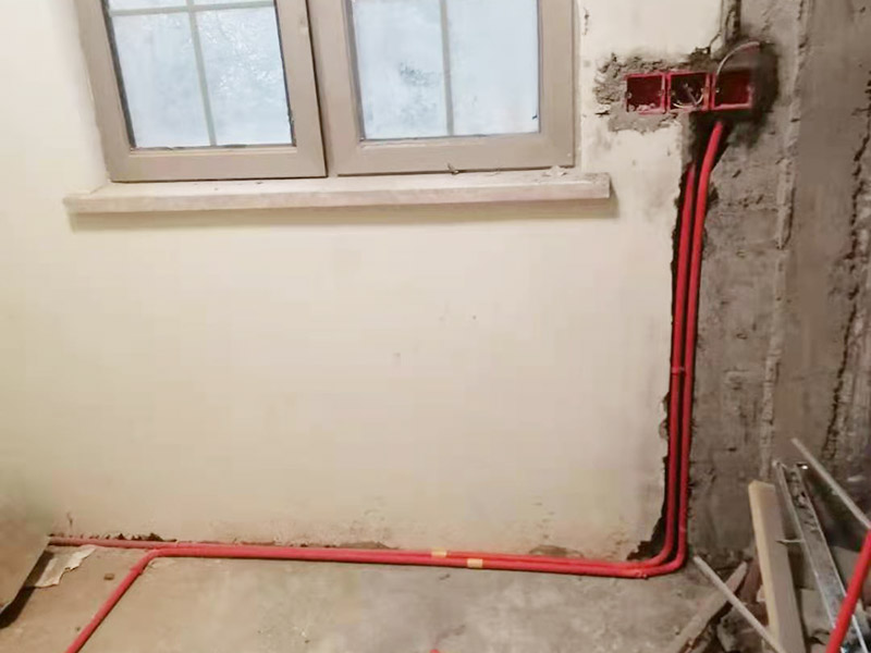 墻面水電改造維修：按走向進(jìn)行墻面或地面開(kāi)槽，開(kāi)槽過(guò)程中，不允許出現(xiàn)墻面橫向開(kāi)槽大于30cm的現(xiàn)象，因?yàn)闄M向開(kāi)槽將破壞整樓的承重，使得抗震能力降低而且墻面容易開(kāi)裂。如果是保溫墻的話，開(kāi)很長(zhǎng)的橫槽有可能會(huì)導(dǎo)致開(kāi)槽上部的保溫層整體脫落。墻面開(kāi)槽一般都應(yīng)該是豎向垂直開(kāi)槽。 埋入管線(包括布線和接好管道)和暗盒，電路施工時(shí)先安裝管路，然后再穿導(dǎo)線，這樣可以避免將來(lái)?yè)Q線出現(xiàn)導(dǎo)線無(wú)法抽動(dòng)的現(xiàn)象。穿管不能使用軟管，防止出現(xiàn)死角。同時(shí)電路接頭不要裸露在外面，應(yīng)該安裝在線盒內(nèi)，分線盒之間不允許有接頭。