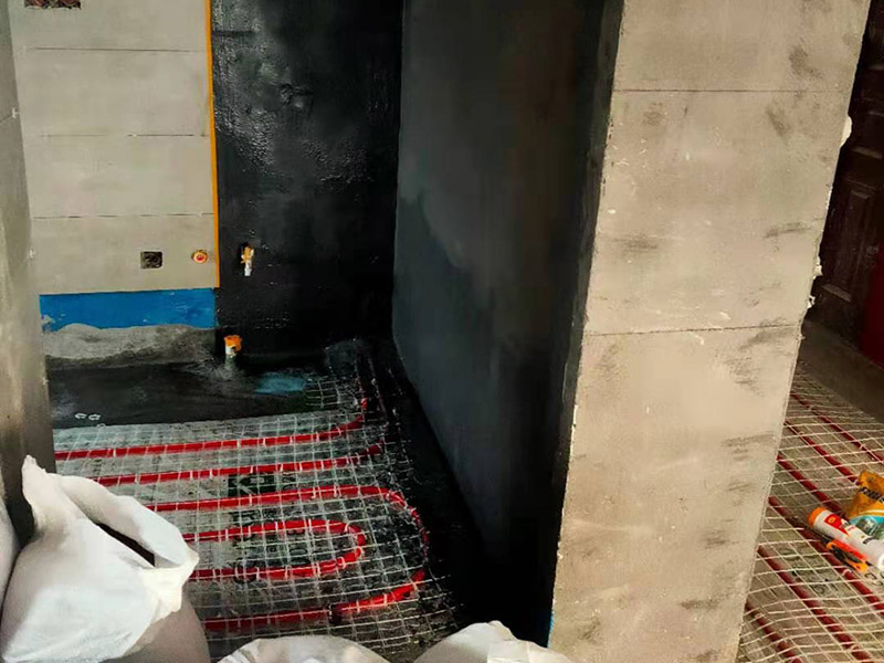 墻地面防水貼磚：一般在實(shí)際施工中，都是先將墻面和地面的防水都做好，然后等到防水層完全干透之后就可以做閉水試驗(yàn)了，閉水試驗(yàn)的主要目的是檢驗(yàn)防水施工是否有疏露，防水功能是否正常，如果閉水試驗(yàn)顯示沒(méi)有問(wèn)題了，那么再開(kāi)始貼瓷磚。貼瓷磚是先貼墻面，然后再貼地面的。