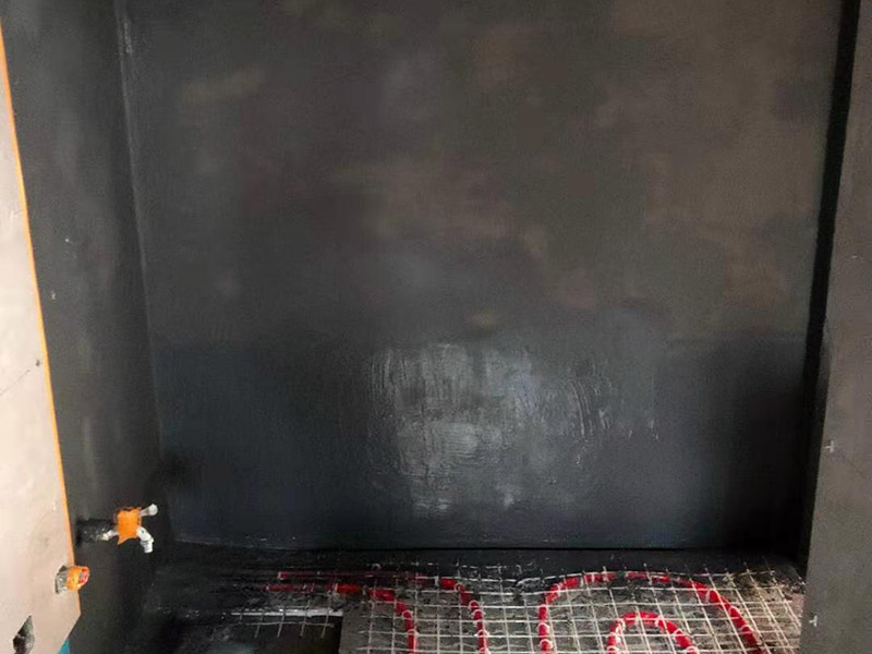 墻地面防水貼磚：一般在實(shí)際施工中，都是先將墻面和地面的防水都做好，然后等到防水層完全干透之后就可以做閉水試驗(yàn)了，閉水試驗(yàn)的主要目的是檢驗(yàn)防水施工是否有疏露，防水功能是否正常，如果閉水試驗(yàn)顯示沒(méi)有問(wèn)題了，那么再開(kāi)始貼瓷磚。貼瓷磚是先貼墻面，然后再貼地面的。