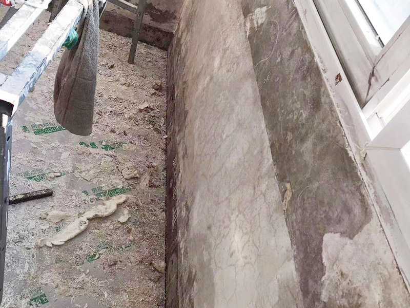 陽臺墻面局部修補：一定要做好基層的處理，如果您家是二次裝修墻面時，沒有將以前的老墻的墻皮鏟除干凈，或者是只鏟除了表層的膩子，那么修補墻面時，是會遺留下高低不平的部分墻皮的，此后，要是接著上刷界面劑或者膩子，那么很可能就會導致新刷的墻面出現(xiàn)開裂的情況。舊房要是在長期使用中受到了來自外界的沖擊或者震動，是有可能造成局部墻面基層與墻體脫離的。 在修補墻面的時候，要是發(fā)現(xiàn)墻面出現(xiàn)滲水或者發(fā)霉的情況，是可以直接更換水管的，或者是進行修補，具體的操作方法是，先關(guān)閉上閥門，把水源斷開后，然后將水龍頭打開至合適的位置，是可以泄去水管內(nèi)的大部分壓力的。
