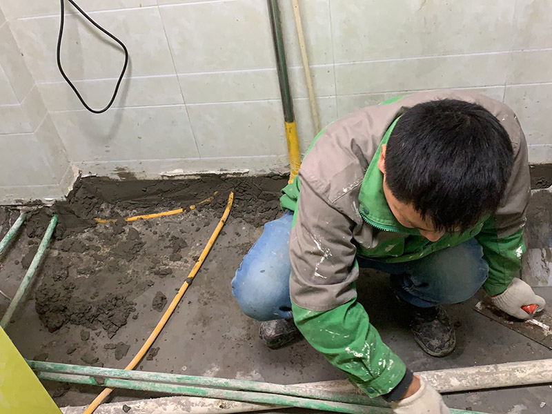 衛(wèi)生間水管安裝：開(kāi)始按線槽排給水管，彎頭的地方用熱容器對(duì)接，給水管長(zhǎng)的用剪管鉗剪掉，冷熱管對(duì)接的時(shí)候注意距離，安裝好后用泥漿把它縫好。