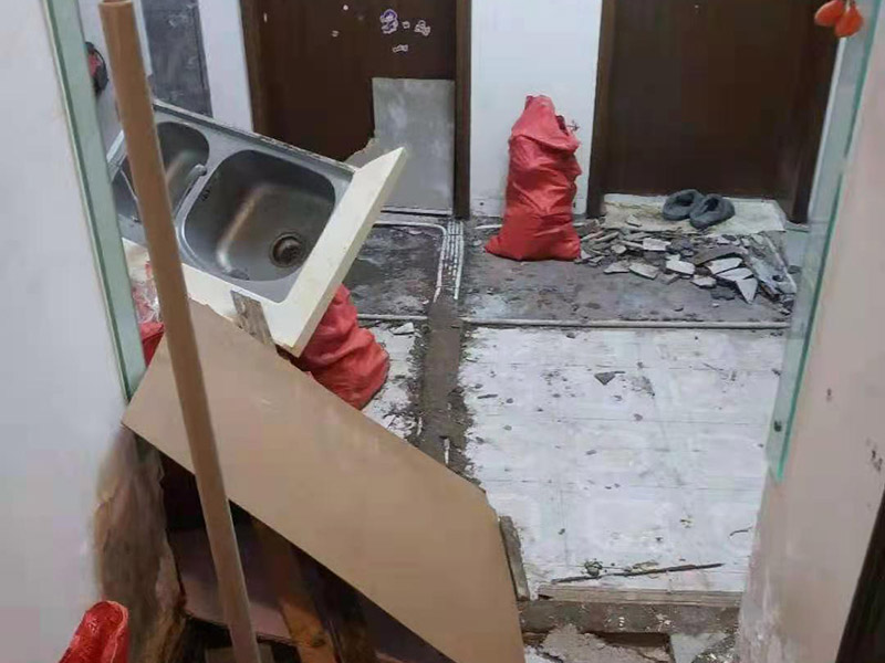 廚房拆除施工：拆除舊廚房是工程中的第一項(xiàng)，將情墻面和地面上原有的瓷磚全部砸掉，不要只砸掉一半或一部分，以免后面在鋪貼時(shí)有縫隙。 拆除吊頂、廚具和燈具，需按照一定的流程拆除。如果想要重新將廚房整頓一下，那么就將廚房的一切原有的都拆除掉。 如果是其他房間改造為廚房的話，也是要先將墻面和地面全部砸掉，以便于后續(xù)安裝管道和布置線路。水路和電路的設(shè)計(jì)都是很隱藏的，一般都會(huì)做成暗管，隱藏在墻面或地面下，既美觀又不影響使用。在地面和墻面全部拆除后，要將不平整或者有縫隙的地方用水泥抹平，以防安裝上瓷磚后發(fā)現(xiàn)不平整而影響整體美觀，并且也能進(jìn)一步做到防水的效果。