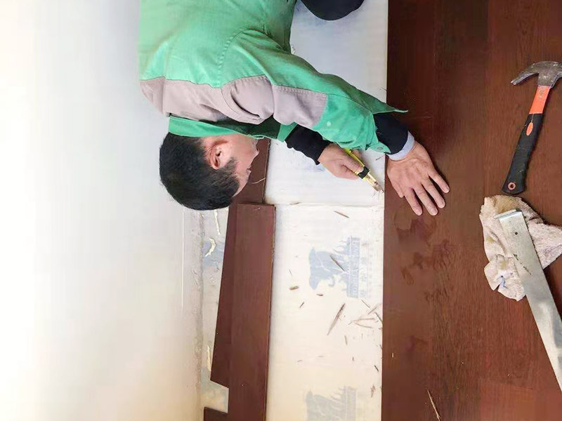 木地板鋪設(shè)施工：地面已經(jīng)清理干凈、平整之后，先要鋪設(shè)一層防潮地墊(不一定非要鋪在木質(zhì)地面的木頭下面)。這一層至少要20-30厘米(大約8英寸)在離墻大約預(yù)留1-3英寸的空隙?，F(xiàn)在可以安裝已經(jīng)選好花色的地板了。需要注意的是所鋪設(shè)的防潮地墊只需要鋪設(shè)大致5—10排的地板。 要確保在地板與墻壁之間留有大約10mm(3/8英寸)的空隙。為了防止地板的第一行的地板滑動，必須用間隔的裝置或者楔子固定。第一行余下的板通常用在第二行的開頭。要確保第二行板的接口與第一行板的接口錯開的長度至少30厘米(1英尺)。