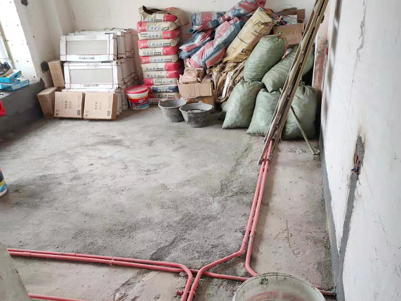 全屋線管鋪設(shè)裝修：管內(nèi)穿線在建筑物抹灰、粉刷及地面工程結(jié)束后進(jìn)行,穿線前應(yīng)將電線保護(hù)管內(nèi)的積水及雜物清理干凈。但針對建筑電氣安裝項(xiàng)目逐漸增加,管內(nèi)穿線的工程量隨之增大,為配合工程整體同步竣工,管內(nèi)穿線可以提前進(jìn)行,但必須滿足下列條件: 1、混凝土結(jié)構(gòu)工程必須經(jīng)過結(jié)構(gòu)驗(yàn)收和核定。 2、磚混結(jié)構(gòu)工程必須初裝修完成以后。 3、作好成品保護(hù),箱、盒及導(dǎo)線不應(yīng)破損及被灰漿污染。 4、穿線后線管內(nèi)不得有積水及潮氣侵入,必須保證導(dǎo)線絕緣強(qiáng)度符合規(guī)范要求。