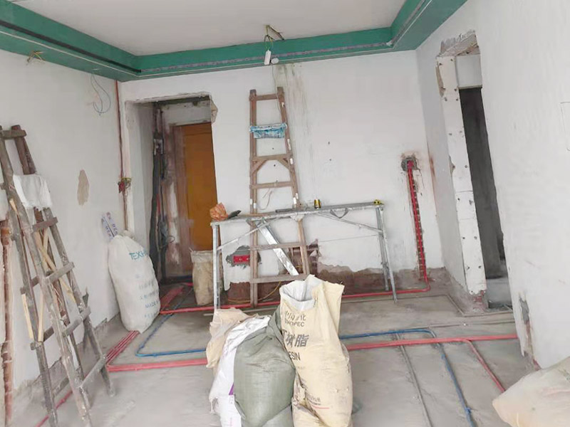 全屋線管鋪設(shè)裝修：管內(nèi)穿線在建筑物抹灰、粉刷及地面工程結(jié)束后進(jìn)行,穿線前應(yīng)將電線保護(hù)管內(nèi)的積水及雜物清理干凈。但針對建筑電氣安裝項(xiàng)目逐漸增加,管內(nèi)穿線的工程量隨之增大,為配合工程整體同步竣工,管內(nèi)穿線可以提前進(jìn)行,但必須滿足下列條件: 1、混凝土結(jié)構(gòu)工程必須經(jīng)過結(jié)構(gòu)驗(yàn)收和核定。 2、磚混結(jié)構(gòu)工程必須初裝修完成以后。 3、作好成品保護(hù),箱、盒及導(dǎo)線不應(yīng)破損及被灰漿污染。 4、穿線后線管內(nèi)不得有積水及潮氣侵入,必須保證導(dǎo)線絕緣強(qiáng)度符合規(guī)范要求。