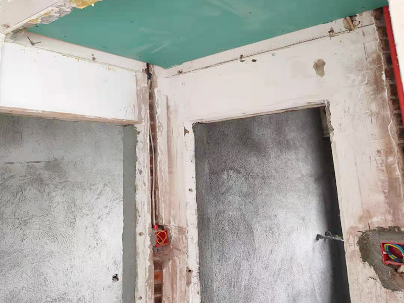 全屋線管鋪設(shè)裝修：管內(nèi)穿線在建筑物抹灰、粉刷及地面工程結(jié)束后進(jìn)行,穿線前應(yīng)將電線保護(hù)管內(nèi)的積水及雜物清理干凈。但針對建筑電氣安裝項(xiàng)目逐漸增加,管內(nèi)穿線的工程量隨之增大,為配合工程整體同步竣工,管內(nèi)穿線可以提前進(jìn)行,但必須滿足下列條件: 1、混凝土結(jié)構(gòu)工程必須經(jīng)過結(jié)構(gòu)驗(yàn)收和核定。 2、磚混結(jié)構(gòu)工程必須初裝修完成以后。 3、作好成品保護(hù),箱、盒及導(dǎo)線不應(yīng)破損及被灰漿污染。 4、穿線后線管內(nèi)不得有積水及潮氣侵入,必須保證導(dǎo)線絕緣強(qiáng)度符合規(guī)范要求。