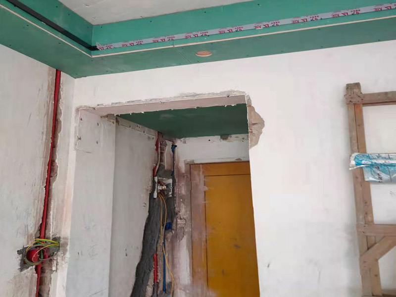 全屋線管鋪設(shè)裝修：管內(nèi)穿線在建筑物抹灰、粉刷及地面工程結(jié)束后進(jìn)行,穿線前應(yīng)將電線保護(hù)管內(nèi)的積水及雜物清理干凈。但針對建筑電氣安裝項(xiàng)目逐漸增加,管內(nèi)穿線的工程量隨之增大,為配合工程整體同步竣工,管內(nèi)穿線可以提前進(jìn)行,但必須滿足下列條件: 1、混凝土結(jié)構(gòu)工程必須經(jīng)過結(jié)構(gòu)驗(yàn)收和核定。 2、磚混結(jié)構(gòu)工程必須初裝修完成以后。 3、作好成品保護(hù),箱、盒及導(dǎo)線不應(yīng)破損及被灰漿污染。 4、穿線后線管內(nèi)不得有積水及潮氣侵入,必須保證導(dǎo)線絕緣強(qiáng)度符合規(guī)范要求。