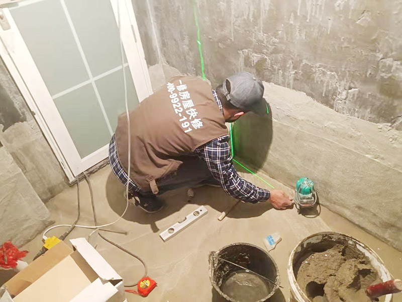 衛(wèi)生間墻面貼磚：施工前將需要的材料整齊堆放在一旁待用。首先應(yīng)除去基層表面的污垢，油漬，浮灰;除去基層上所有涂料層，膩?zhàn)訉?如果基層未能達(dá)到平整度要求，需對基層進(jìn)行預(yù)先的找平處理。 鋪貼瓷磚前需事先找好垂直線，以此為基準(zhǔn)鋪貼的瓷磚高低均勻、垂直美觀;此外，施工前在墻體四周需彈出標(biāo)高控制線，在地面彈出十字線，以控制地磚分隔尺寸。 加水后將粘結(jié)劑漿料攪拌至潤滑均勻，無明顯塊狀或糊狀結(jié)塊，攪拌后的漿料靜置5-10分鐘后再稍加攪拌1-2分鐘即可使用。在開始鋪貼施工前，需要先清理瓷磚表面的浮灰，污垢等。將調(diào)制好的漿料均勻地抹在瓷磚背面，要求漿料飽滿。將瓷磚平整地鋪貼在基層上，使用橡膠錘將瓷磚拍實(shí)鋪平。施工過程中，可小幅度轉(zhuǎn)動(dòng)瓷磚，使?jié){料與瓷磚背面充分接觸。