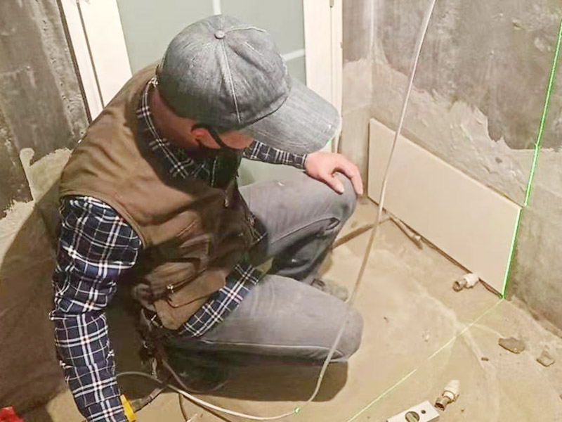 衛(wèi)生間墻面貼磚：施工前將需要的材料整齊堆放在一旁待用。首先應(yīng)除去基層表面的污垢，油漬，浮灰;除去基層上所有涂料層，膩?zhàn)訉?如果基層未能達(dá)到平整度要求，需對基層進(jìn)行預(yù)先的找平處理。 鋪貼瓷磚前需事先找好垂直線，以此為基準(zhǔn)鋪貼的瓷磚高低均勻、垂直美觀;此外，施工前在墻體四周需彈出標(biāo)高控制線，在地面彈出十字線，以控制地磚分隔尺寸。 加水后將粘結(jié)劑漿料攪拌至潤滑均勻，無明顯塊狀或糊狀結(jié)塊，攪拌后的漿料靜置5-10分鐘后再稍加攪拌1-2分鐘即可使用。在開始鋪貼施工前，需要先清理瓷磚表面的浮灰，污垢等。將調(diào)制好的漿料均勻地抹在瓷磚背面，要求漿料飽滿。將瓷磚平整地鋪貼在基層上，使用橡膠錘將瓷磚拍實(shí)鋪平。施工過程中，可小幅度轉(zhuǎn)動(dòng)瓷磚，使?jié){料與瓷磚背面充分接觸。