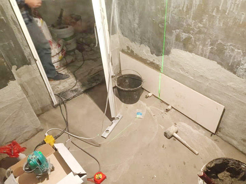 衛(wèi)生間墻面貼磚：施工前將需要的材料整齊堆放在一旁待用。首先應(yīng)除去基層表面的污垢，油漬，浮灰;除去基層上所有涂料層，膩?zhàn)訉?如果基層未能達(dá)到平整度要求，需對基層進(jìn)行預(yù)先的找平處理。 鋪貼瓷磚前需事先找好垂直線，以此為基準(zhǔn)鋪貼的瓷磚高低均勻、垂直美觀;此外，施工前在墻體四周需彈出標(biāo)高控制線，在地面彈出十字線，以控制地磚分隔尺寸。 加水后將粘結(jié)劑漿料攪拌至潤滑均勻，無明顯塊狀或糊狀結(jié)塊，攪拌后的漿料靜置5-10分鐘后再稍加攪拌1-2分鐘即可使用。在開始鋪貼施工前，需要先清理瓷磚表面的浮灰，污垢等。將調(diào)制好的漿料均勻地抹在瓷磚背面，要求漿料飽滿。將瓷磚平整地鋪貼在基層上，使用橡膠錘將瓷磚拍實(shí)鋪平。施工過程中，可小幅度轉(zhuǎn)動(dòng)瓷磚，使?jié){料與瓷磚背面充分接觸。