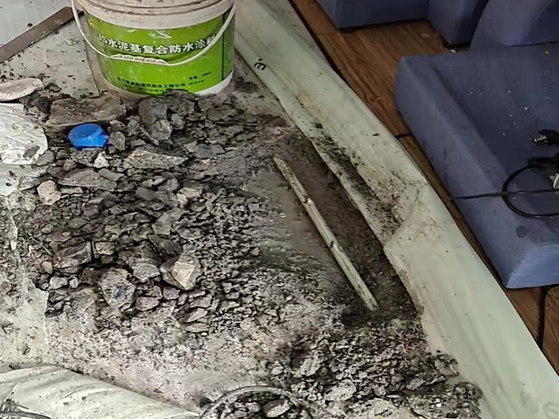 地面水管漏水維修：墻壁上有水滴不一定就是內(nèi)水管漏水所致，那應(yīng)先判斷究竟是不是墻壁內(nèi)的水管出現(xiàn)問題而出現(xiàn)的漏水情況，找到墻壁內(nèi)水管的漏水點(diǎn)，那首先得關(guān)掉水源總閘，然后卸下連接壓縮接頭的陰陽(yáng)螺母，在螺母上繞上膠布讓螺母的密封性能更加好，最后就是重新裝上壓縮接頭。