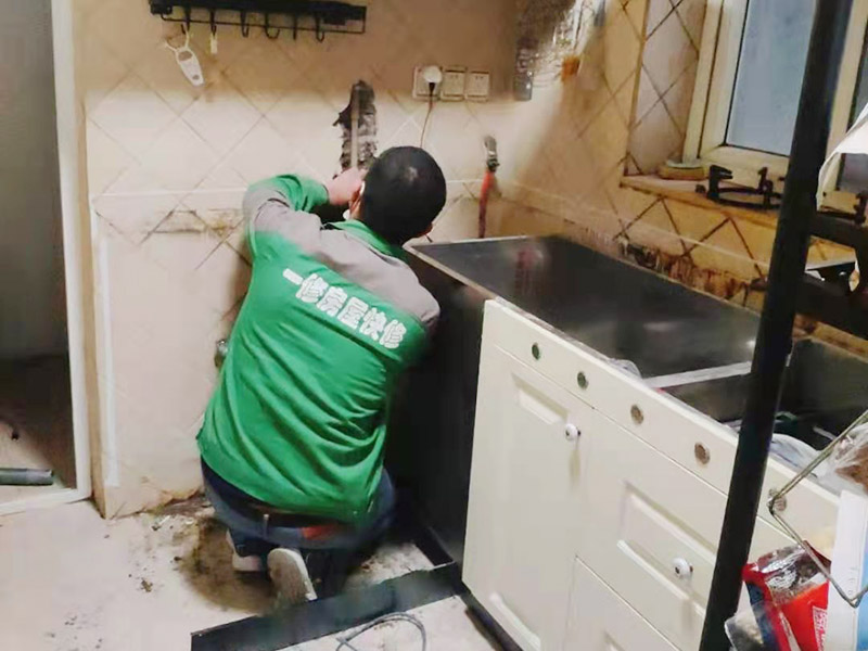 廚房局部維修：衛(wèi)生間改造中水電的改造尤為重要且需要最早開始著手，由于會(huì)涉及到浴霸采暖、燈光的線路走向、水管的入墻等問題，所以在改造之前需制定一個(gè)詳細(xì)的水電走向設(shè)計(jì)，從而提高安全質(zhì)量以及滿足裝修業(yè)主們生活的需要。 對(duì)于衛(wèi)生間改造，其次就是需要對(duì)其做相應(yīng)的防水處理。因?yàn)樵谌粘５募彝ブ?，衛(wèi)生間的水是處處可見的，非常潮濕。衛(wèi)生間內(nèi)的防水涂料是由地面延伸到墻面的，涂刷過程中精良的保證厚度均勻。還需要處理好地面和墻面交界處的各類管件的涂刷。待防水處理完全確定后，等待地面干透就可以做后續(xù)的工程了。