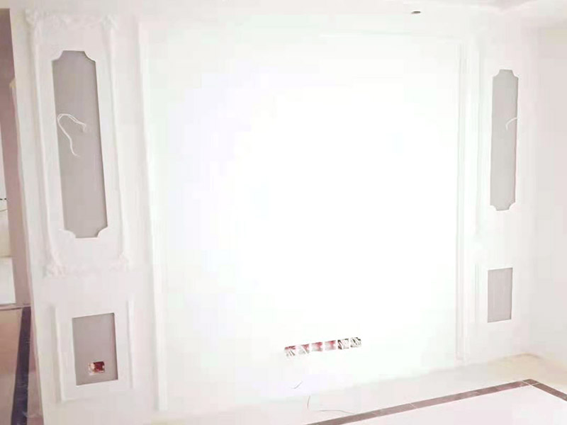 墻面乳膠漆刷新:首先應(yīng)將墻面上的雜質(zhì)清理干凈，確定墻面無雜質(zhì)后開始刮膩子，并用砂紙將墻面打磨平整，接著開始涂刷底漆，涂刷時需確保墻面每個角落都涂到，上完底漆后，將墻面的坑眼打磨平整，最后涂刷面漆，涂刷后的十天內(nèi)，不得接觸或擦洗墻面。