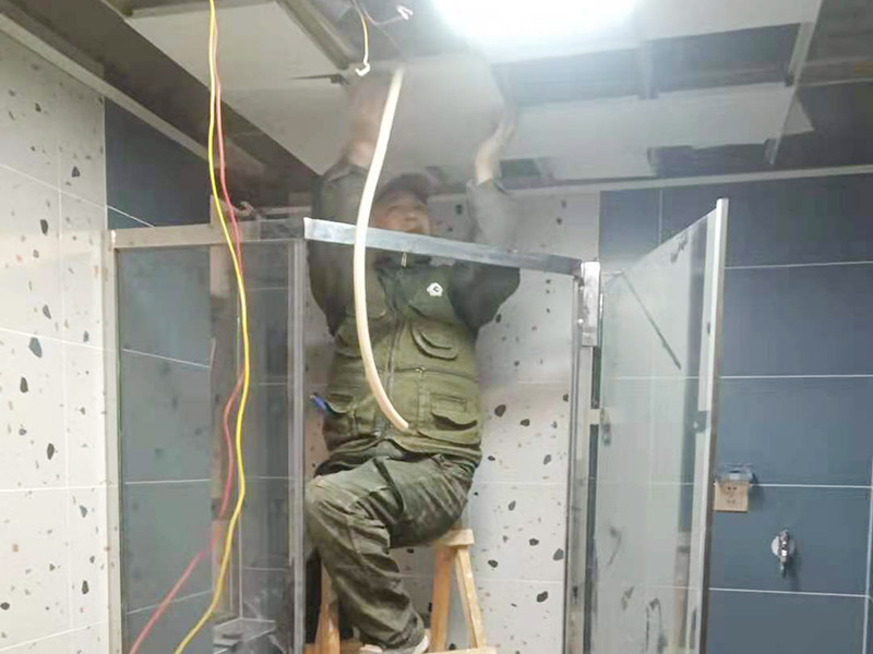 衛(wèi)生間局部安裝：浴室柜鏡子在安裝之前，要測量好鏡子的尺度，鏡子的尺度應(yīng)該用卷尺量出，然后再在適合的位置，將墻面打孔，然后裝入墻塞，然后將螺絲擰入墻內(nèi)一定深度，然后再確定鏡子的穩(wěn)定性。根據(jù)鏡子背面墻上的兩個(gè)孔，對準(zhǔn)套入墻內(nèi)的螺絲釘，固定好之后再用手緊緊的將它擰好，然后再用手試一下，看看鏡子會(huì)不會(huì)有松動(dòng)問題，如果鏡子沒有東倒西歪的問題，那么鏡子就算是已經(jīng)安裝了，最后，鏡子安裝好之后，要注重鏡面的清潔，一定要用濕毛巾先把鏡子好好擦一下，然后再用干毛巾再擦拭一遍，保證好鏡子的清潔和干凈，就可以進(jìn)行使用了。
