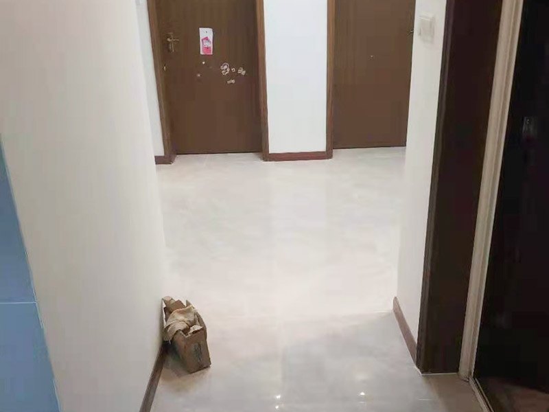 客廳裝修翻新：首先要做的就是進行主體的改拆。需要按照圖紙，進行非承重墻的合理改拆，拆暖氣或者換窗戶等等，因為墻體暖氣等改拆以后，原本的水電格局會被破壞，所以，為了迎合新的房屋格局，水電路也要重新布置。木工，這是對于裝修客廳中需要木工門套或者壁櫥等的制作。在一般的裝修中，木工與油漆工，泥工可以同時作業(yè)，這樣比較節(jié)省時間。