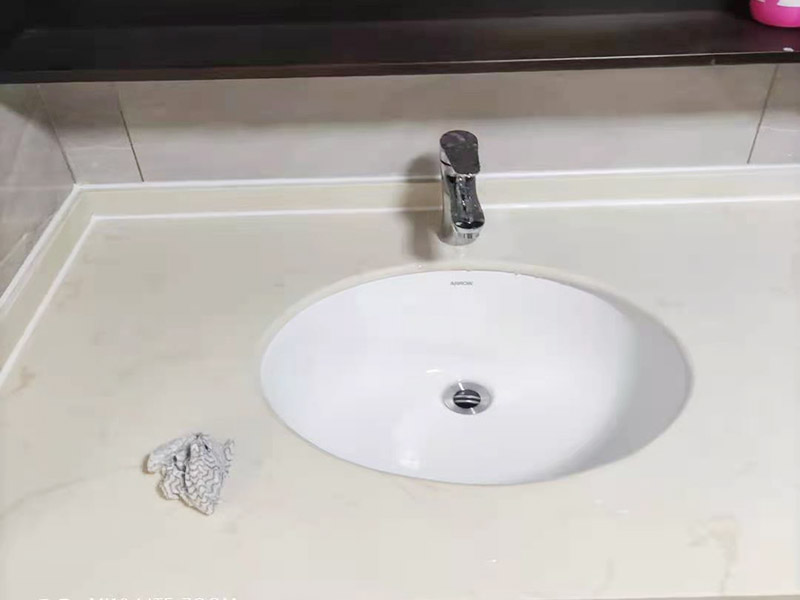 水槽臺(tái)盆安裝：在放置水槽之前，我們需要將水槽的一些功能配件都安裝完畢后，將水槽臺(tái)下盆安放在原先設(shè)計(jì)好的位置，將水槽安裝完畢之后，便可以進(jìn)行接下來的安裝程序。安裝水槽是水槽臺(tái)下盆安裝非常重要的一個(gè)步驟，水槽安裝的好壞，將會(huì)在一定程度上影響水槽日后的使用效果。需要將前面安裝完畢的水龍頭上的進(jìn)水管一端連接到進(jìn)水開關(guān)位置，安進(jìn)水管時(shí)除了要注意它銜接是否牢固，還需要注意不要將冷熱水管的位置給混淆不清。接下來就是安裝溢水孔的下水管，安裝時(shí)需要它銜接處是否密封。最后，只需將過濾籃和整體的排水管安裝完畢即可。